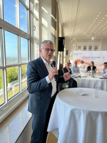 Angesichts erheblicher staatlicher Finanzierungspakete für Bürger, Unternehmen und das Militär, war die Runde gespannt auf die Einschätzung von Staatssekretär Werner Gatzer.  (Bild: Vogel IT-Akademie)