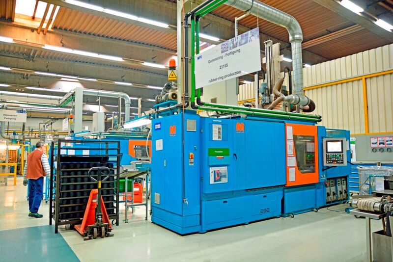 Produktion von verpressten EPDM-Ringen erfolgt auf horizontalen Maplan MHF 2600/460-Maschinen. (Bild: Provvido)