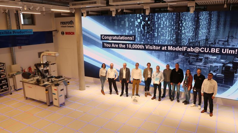 Bosch Rexroth empfängt in der Modellfabrik seines Kunden- und Innovationszentrums in Ulm den zehntausendsten Besucher. Janette Kothe, Standortleitung Ulm (5. von links), Ulrich Dittmaier (ganz rechts), Gesamtprojektleiter Modellfabrik 4.0, Tobias Gerhard (4. von links), Senior Business Development Manager Consumer Goods, sowie weitere Unternehmensvertreter von Bosch Rexroth (1. bis 3. von links) mit der Besuchergruppe von Procter & Gamble (6. bis 10. von links) (Bild:  Bosch Rexroth AG)