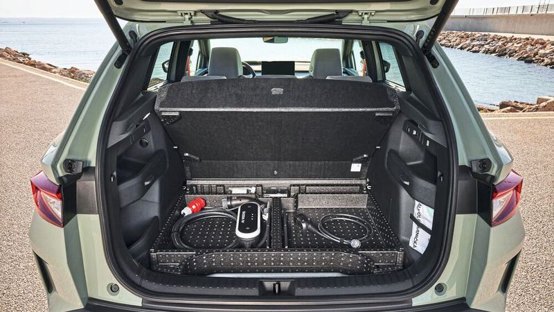 Natürlich sind einige praktische Features verbaut, die den Stauraum ausnutzen und vorkonfigurieren. (Bild: Skoda)
