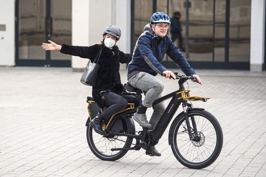 Mehr oder weniger „außer Konkurrenz“ habe ich das Multicharger GT Vario 750 (hier ein Pressebild) getestet – denn „die Liebe“ ist ja wohl keine Last.(Bild:  Riese & Müller)