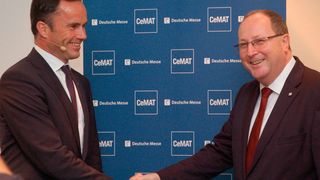 Treiben das Thema Start-ups nach vorne (v.l.): Hannover-Messe-Chef Dr. Jochen Köckler und BVL-Geschäftsführer Prof. Dr.-Ing. Thomas Wimmer, hier beim Handshake auf dem 34. Deutschen Logistik-Kongress. (Maienschein)