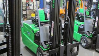 Blick auf die Elektrostapler der B-Reihe von Cesab, die am 3. Dezember 2013 von der Albert Wasmer GmbH an die Spedition Hellmann-Kunze, Karlsdorf, ein Unternehmen von Hellmann Worldwide Logistics, ausgeliefert wurden. (Irrgang)