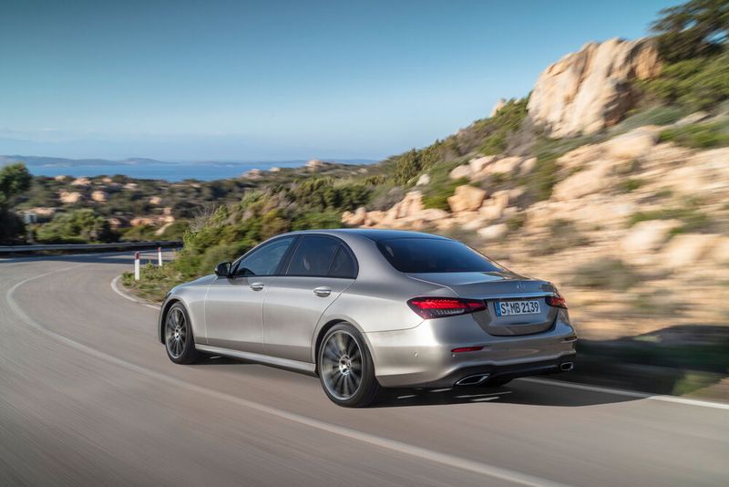 Die wichtigste Änderungen beim Design betrifft die Rückleuchten der Limousine. (Bild: Daimler)