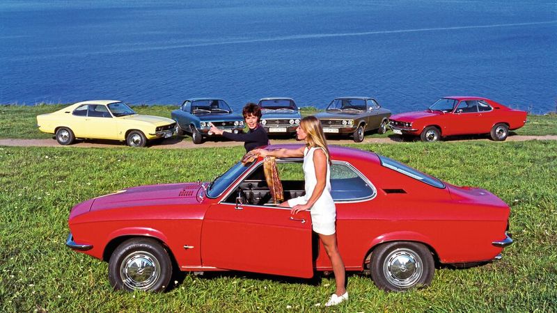 Auch wenn Opel keineswegs nur weibliche Käufer im Blickfeld hatte: Bei der Präsentation des Manta A spielten sie offenbar die Hauptrolle. (Bild: Opel Automobile GmbH)