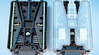 Zum zuverlässigen Abdichten der Pins kommen lichthärtende Klebstoffe von Delo Industrie Klebstoffe zum Einsatz. (Bild: Delo)