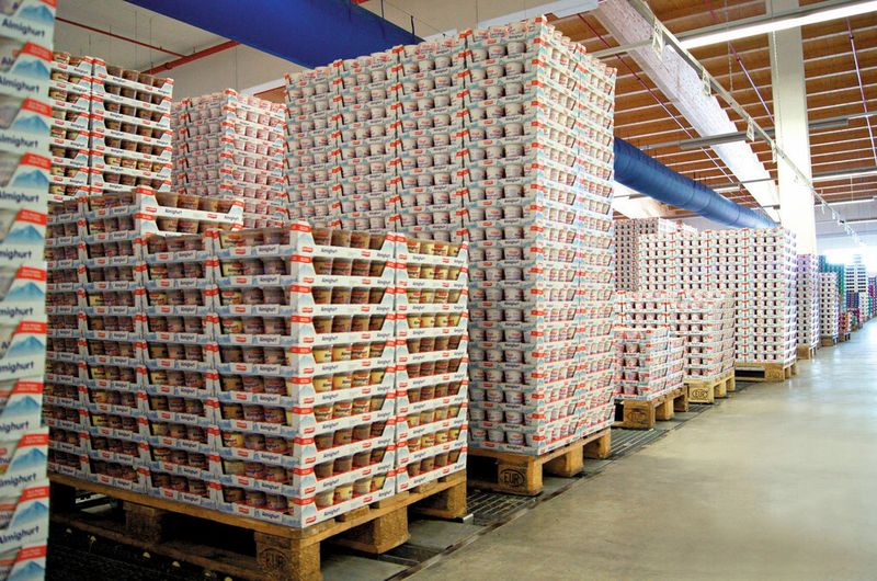 Bild 2: Gut verpackt und wenig Luft – die Industrie kann durch die Optimierung der Verpackungseinheiten Transportkosten sparen und die Umwelt entlasten. (Bild:  Ehrmann / VDW)