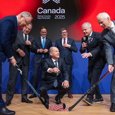 Anpfiff zum Messerundgang: Stephan Weil (links), Ministerpräsident von Niedersachsen, Bundeskanzler Olaf Scholz und Sonderbeauftragter für die Europäische Union und Europa, Stéphane Dion. (Bild: Deutsche Messe AG / Rainer Jensen)