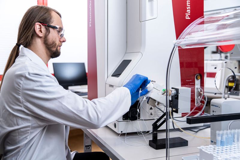Probenaufgabe beim Plasma Quant Massenspektrometer von Analytik Jena (Bild: Analytik Jena GmbH)