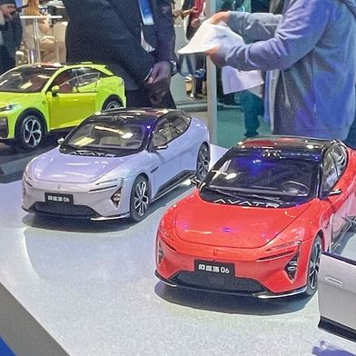 Viele Verbraucher nehmen Fahrzeuge chinesischer Marken (im Bild Modelle des Changan-Konzerns) in Medien und im Straßenverkehr deutlich wahr. Wenn es um einen Kauf geht, bleiben viele aber zurückhaltend, wie der neue DAT-Report 2026 zeigt. (Bild: Grimm – VCG)