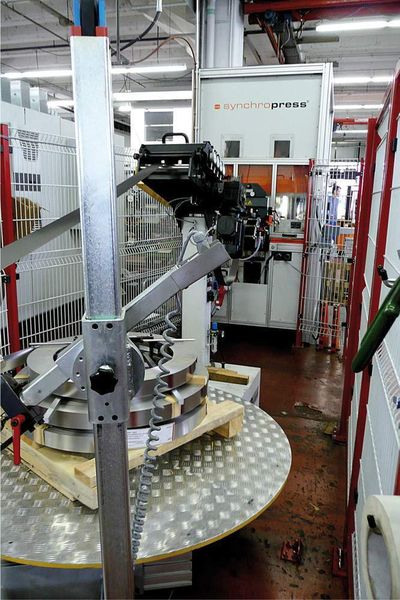Die Synchropress bei Behr verarbeitet Edelstahlbänder vom Coil; dazu wurde eine horizontale Abwickelanlage der Marke Huras Automation aus Bilfingen beigestellt. (Archiv: Vogel Business Media)