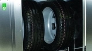 Mit dem Reifenwärmer Tiresonic-Tiretherm-350 lassen sich Runflat- und UHP-Reifen erwärmen. (Archiv: Vogel Business Media)
