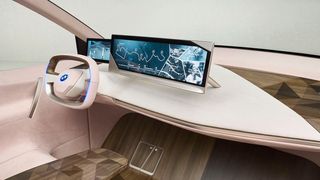 Im Cockpit des BMW Vision iNext sind außer Lenkrad und Fahrer-Displays keine Bildschirme oder Schalter zu sehen. Sie sind integriert, beispielsweise in die Holzoberfläche der Mittelkonsole. (BMW)