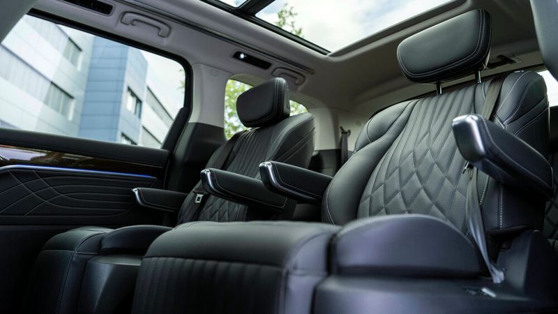 Innen gibt es sieben Sitzplätze in der Konfiguration 2-2-3. Die zweite Reihe besteht dabei aus zwei luxuriösen Einzelsitzen. (Bild: Maxus)