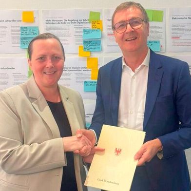 Nadine Korte erhält ihre Ernennungsurkunde von Landes-CIO Ernst Bürger. (Bild: Ministerium der Justiz und für Digitalisierung Brandenburg)