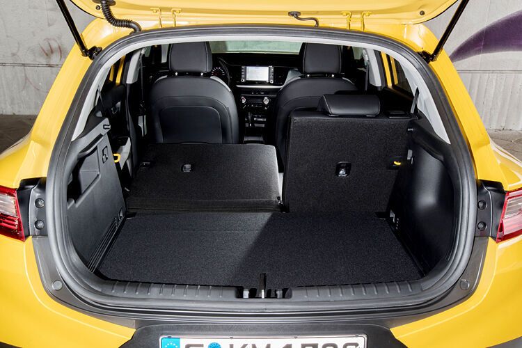 Der Kofferraum fasst zwischen 352 und 1.155 Litern, beim Umlegen der Rücksitzlehnen entsteht keine Stufe, was das Beladen vereinfacht. (Kia)