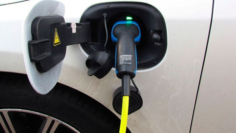 Plug-in-Hybride haben auf Autobörsen eine eigene Kategorie. Wenn Autohändler fälschlicherweise Strom als Hauptantriebsquelle angeben, riskieren sie abgemahnt zu werden. Die ZLW rät Händlern daher, die eingestellten Anzeigen sehr genau zu überprüfen.(Bild:  frei lizenziert /  Pixabay)