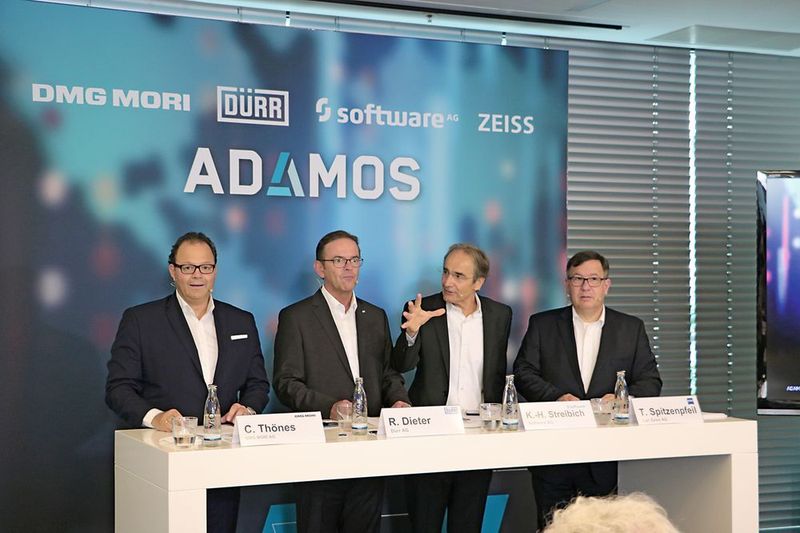 V.l.: Christian Thönes, Vorstandvorsitzender der DMG Mori AG, Ralf W. Dieter, Vorstandsvorsitzender der Dürr AG, Karl-Heinz Streibich, Vorstandsvorsitzender der Software AG und Thomas Spitzenpfeil, CFO und CIO der Zeiss Gruppe. (Sonnenberg)
