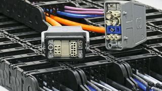 Igus liefert die passende Systemlösung Readychain, die aus einer im Innenradius aufklappbaren Energiekette der Serie E2/000 einschließlich Zugentlastung, ausfallsicheren Chainflex-Steuer- und Datenleitungen sowie Bus- und Motorleitungen besteht.  (Harting)