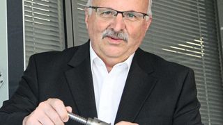Thomas Haller, Sales Manger bei Eichenberger Gewinde, zeigt die robusten Kugelgewindetriebe Carry, die im Robotik-Handschuh eingesetzt werden. (Eichenberger AG)