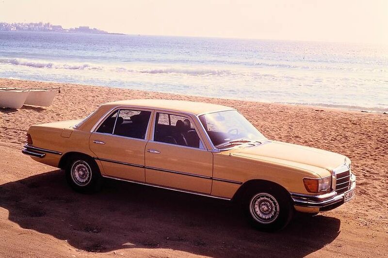 1972 hieß es zum ersten Mal offiziell „S-Klasse“ bei Mercedes-Benz. Der Typ W116 brach in mehrfacher Hinsicht auf zu neuen Ufern. Vor allem in Sachen Sicherheit setzte er Maßstäbe. (Foto: Daimler)