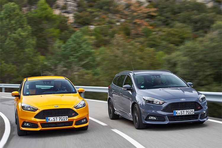Ford Focus ST – Understatement oder Ansage:  Das sonst eher aufdringlich wirkende Spoiler- und Schwellerwerk geht in der Farbe Grau eher unter als im knalligen Orange. (Foto: Ford)