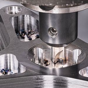 Der Clou am «Quickdmill» sind seine speziellen vierschneidigen rechten WSP. Sie besitzen zwei Zentrumsschneiden zum Bohren und zwei äussere Schneiden zum Fräsen.(Bild:  Iscar)