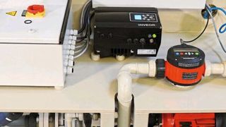 Das fahrbare Abfüllsystem kombiniert Pumpe, Mengenmesser und Dosiersteuerung. (Sondermann Pumpen + Filter )