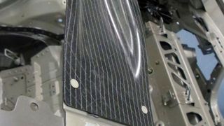 Bei hybriden Konstruktionen ist auch die adäquate Verbindungstechnik gefragt: Halbhohlstanznieten binden hier den sogenannten Dachspriegel aus CFK beim BMW 7er an. Auch dieser Premiumhersteller setzt auf einen intelligenten Materialmix, um das Thema Leichtbau wirtschaftlich umzusetzen. (BMW)