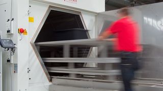 Die Herstellung von carbonfaserverstärkten Leichtbaukomponenten für den Luft- und Raumfahrsektor soll mithilfe großtechnisch nutzbarer Mikrowellensysteme günstiger werden, wie die Forscher am Wildauer Fraunhofer-Institut für Angewandte Polymerforschung IAP beweisen können. Dem Einsatz von CFK als Ersatz für den Klassiker Aluminium soll damit ein weiteres Tor geöffnet werden, wie es weiter heißt. (Michael Setzpfandt)