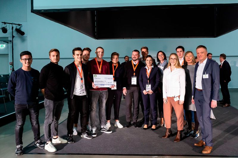 Zum Abschluss des Kongresses gab es noch die Siegerehrung des Hackathons: Das Start-up Botfriends, das schon im letzten Jahr gewann, hat seinen Titel verteidigt. Die Sponsoren Santander Consumer Bank und Real Garant spendierten einen Scheck über 1.000 Euro. (Bild: Stefan Bausewein)