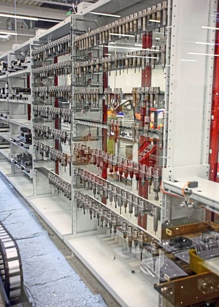 Der Speicherbereich bietet aktuell Platz für einen Greiferbahnhof (rechts unten), 370 Werkzeuge sowie 54 auf Paletten montierte Werkstücke (ganz hinten). (Klaus Vollrath)