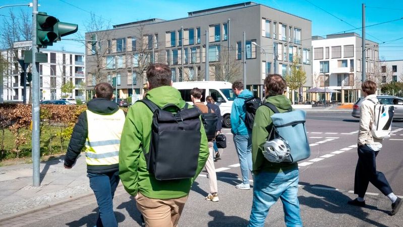 Im Projekt LTSA+ wurde die Ampelsteuerung so angepasst, dass sie auch Menschen zu Fuß automatisch erkennt.(Bild:  DLR)