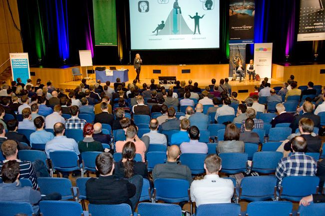 Introvertiert oder extrovertiert? Die Kommunikationsexpertin Dr. Sylvia Löhken hatte in ihrer Keynote gute Tipps für die artgerechte Haltung der beiden Mitarbeiter-Typen. (Elisabeth Wiesner)