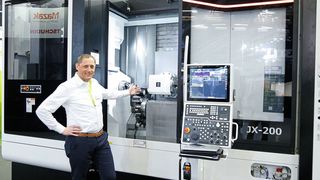 Matthias Zavratnik vor dem leistungsstarken Dreh-Fräszentrum Nakamura-Tome  JX-200, das mit einer Hochleistungsfrässpindel perfekt für komplexe Dreh-Fräsbauteile ausgelegt ist.  (Bild: Matthias Böhm)
