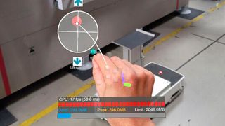 Blick durch die AR-Brille: Mit einem virtuell eingeblendeten Joystick kann der Logistikmitarbeiter das FTF bewegen. (Fraunhofer IPH, Florian Kreutzjans)