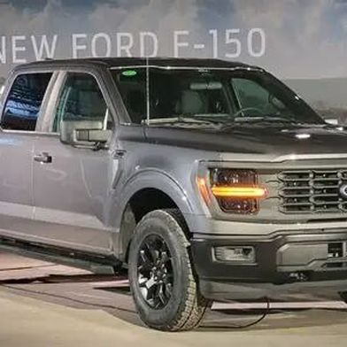 In den USA sind Pick-ups gefragt, wie etwa der Ford-F-150 hier. Deshalb wollte man auch ihn auf elektrisch getrimmt anbieten. Das hat leider gefloppt. Ford ändert deshalb seine Strategie beim Autobau und lenkt den Fokus unter anderem auf Hybridantriebe ... (Bild: Ford)