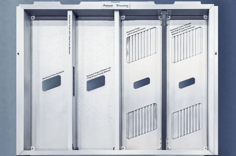 Möglicher Gehäuseaufbau. In den vier Kammern von links nach rechts: reines AAS, AAS mit infiltriertem PCM, AAS mit Kühlstruktur, AAS mit Kühlstruktur und PCM. (Bild: Fraunhofer IWU)