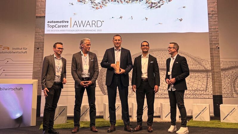 Die IfA-Professoren Stefan Reindl (re.) und Benedikt Maier (li.) gratulierten den Hahn-Verantwortlichen zum Gewinn des TopCareer Awards.