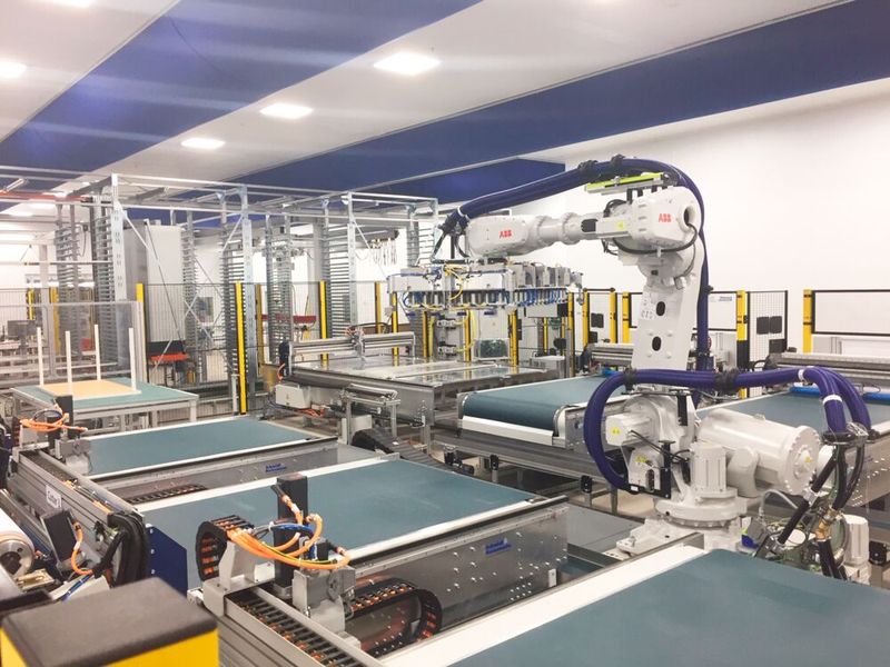 Zur Dieffenbacher-Gruppe gehört auch Schmidt & Heinzmann. Vollautomatisiert arbeitet etwa dieses Cutting & Stacking Center per Roboter. Auch diese Systeme werden eine Rolle auf der JEC World 2026 spielen. (Bild: Dieffenbacher)