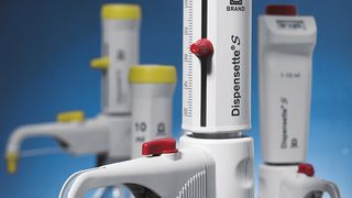 Die neuen Flaschenaufsatz-Dispenser Dispensette S von Brand. (Bild: Brand)