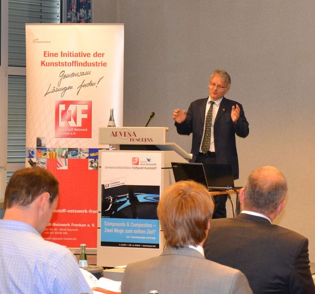 Die homogene Mischung von Kunststoffen und funktionalen Additiven – der Compound – glänzt dabei durch seine Verarbeitungseigenschaften. Aber die Faserverbundwerkstoffe mit polymerer Matrix – die Composite – spielen ihre Vorteile meist bei den Bauteileigenschaften aus, wie Dr. Thomas Zeiler von der Maincor AG und Vorstand des Kunststoffnetzwerk Franken (KNF), ausführte. (Bild: KNF)