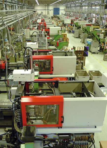 Leistungsstarke Hydraulik- und Getriebeöle von Oest sind erforderlich, um einen reibungslosen und sicheren Betrieb der über 100 Produktionsmaschinen im Bereich der Kunststoffverarbeitung zu gewährleisten. Bild: Fischerwerke (Archiv: Vogel Business Media)