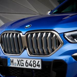 (BMW)