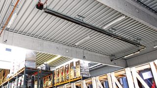 Lineares Strahlungsband in einem Versandlager (wird auch in abgewinkelter Variante angeboten). (Bild: Vacurant)