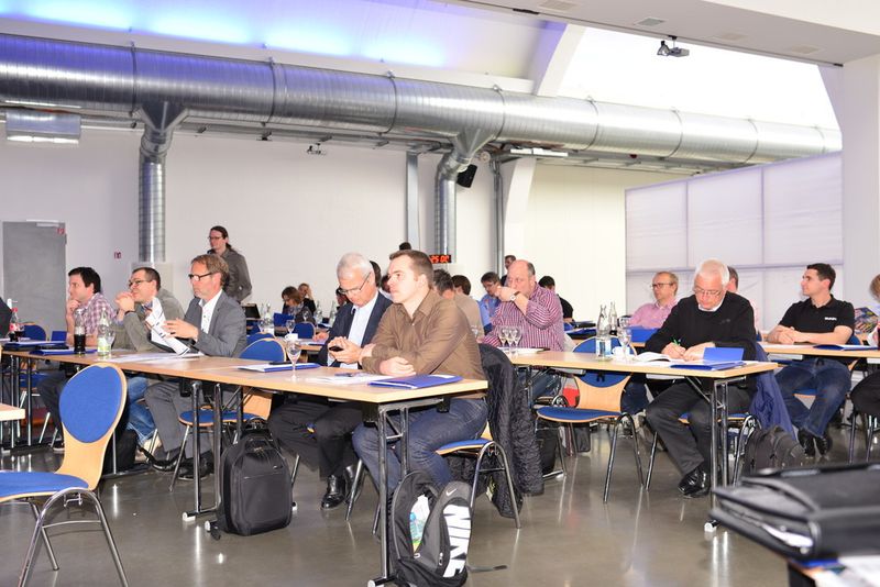 Industrieanwender konnten auf dem Industrial Usability Day der elektrotechnik mit Experten für Bedienung und Design diskutieren. (Bild: Kluger)