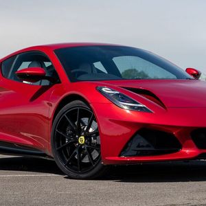 Die Stückzahlen fährt derzeit nur der Emira ein – der letzte Sportwagen von Lotus mit konventionell angetriebenem Motor.(Bild:  Lotus)