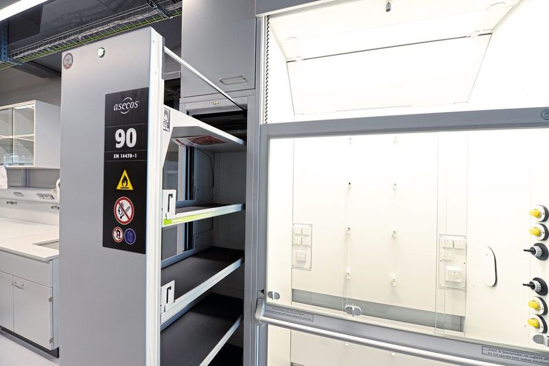 Abb. 3: Mit einer größeren Schranktiefe von  86 cm nutzen diese  V-Line Schränke den zuvor leerstehenden Bereich hinter dem Sicherheitsschrank – analog zum Laborabzug. Der elektromotorisch gesteuerte Vertikalauszug lässt sich leicht per Knopfdruck öffnen und schließen.  (Bild: asecos)