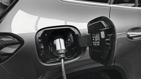Beim Laden eines Elektroautos entstehen Verluste nicht nur bei der Leistungswandlung. Auch Fahrzeugelektronik, Leitungen, Batterie und Thermomanagement beeinflussen die Gesamtenergiebilanz. (Bild: frei lizenziert)