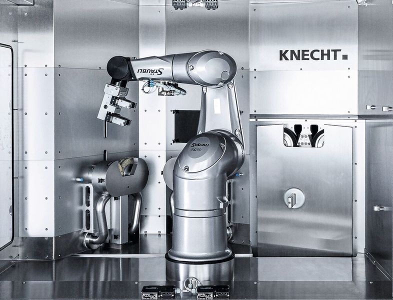 Automatisiert für Serien: Auf einer Schleifmaschine schleift ein Roboter vollständig automatisiert Messer. (Bild: Stäubli )